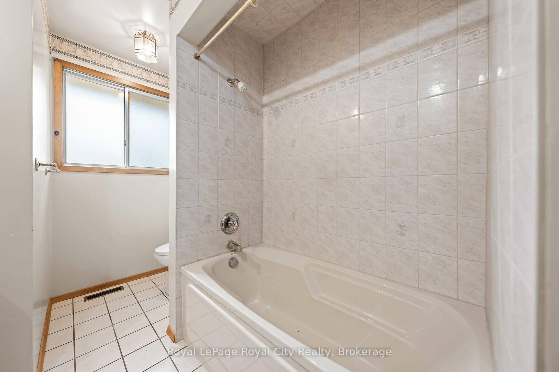 Photo 5 of 17 Muskoka Drive, Guelph, Victoria North — HOMEH