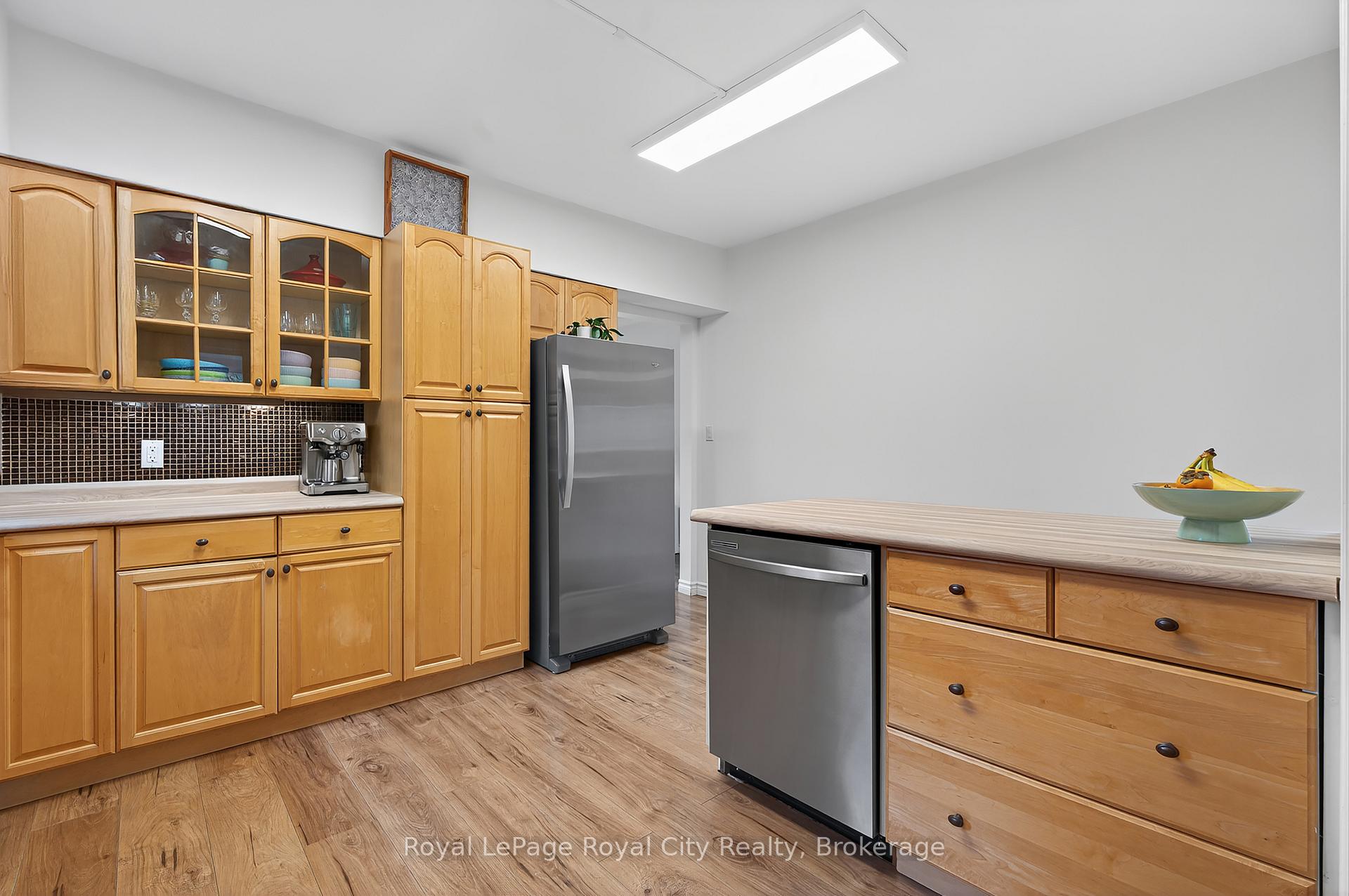 Photo 4 of 37 Lawrence Avenue, Guelph, St. Patrick's Ward — HOMEH
