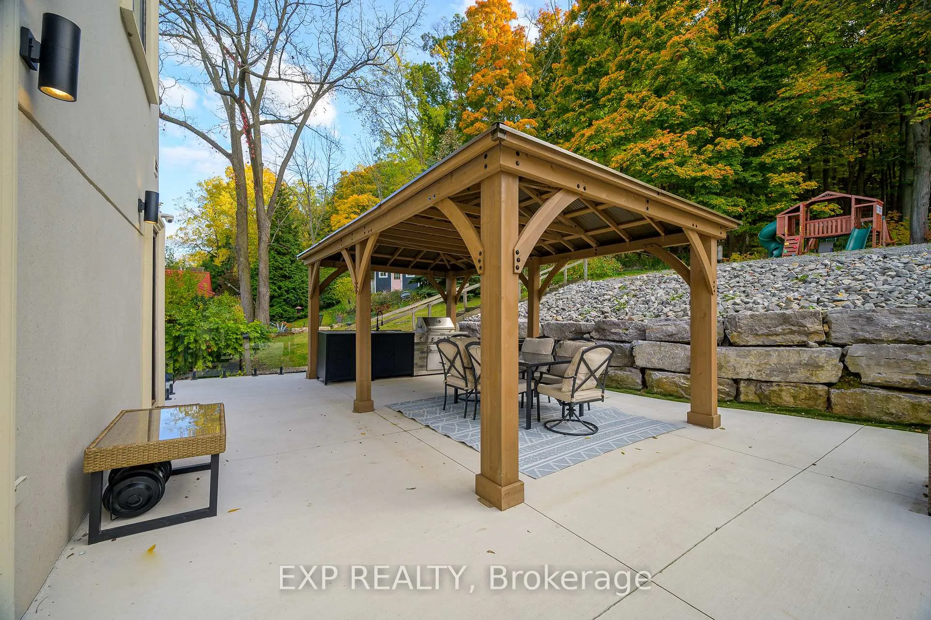 Photo 43 of Unit B, 237 Main Street, Grimsby, Grimsby West — HOMEH
