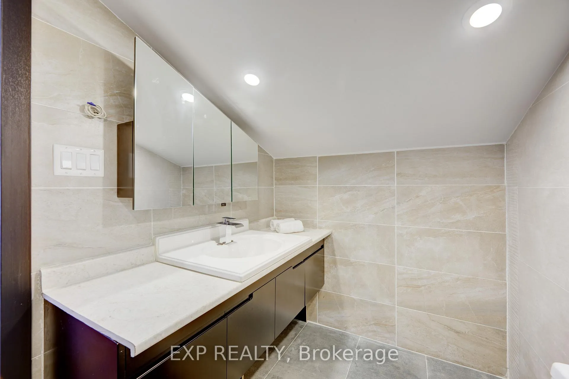 Photo 59 of Unit B, 237 Main Street, Grimsby, Grimsby West — HOMEH