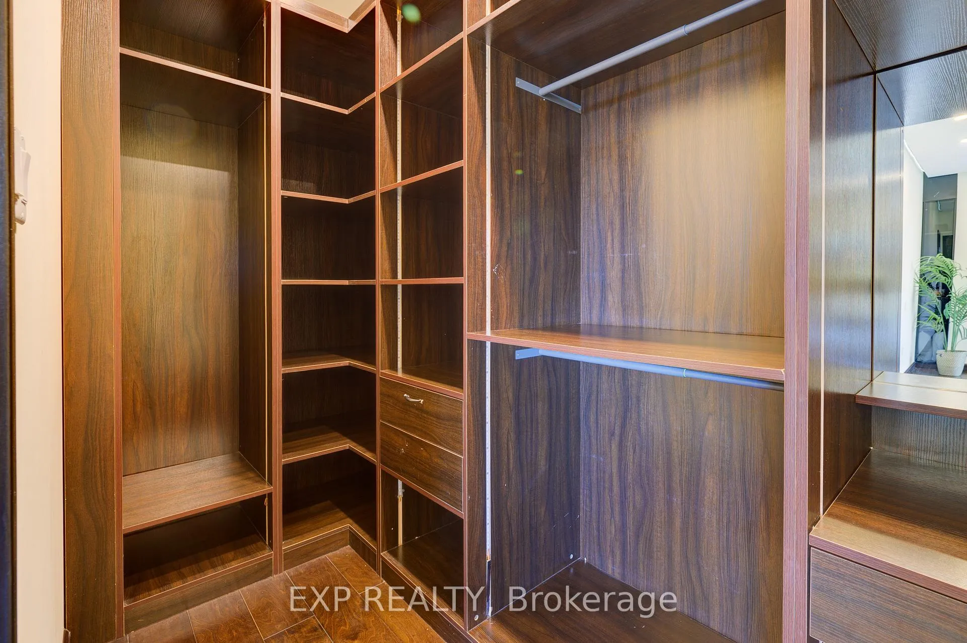 Photo 72 of Unit B, 237 Main Street, Grimsby, Grimsby West — HOMEH