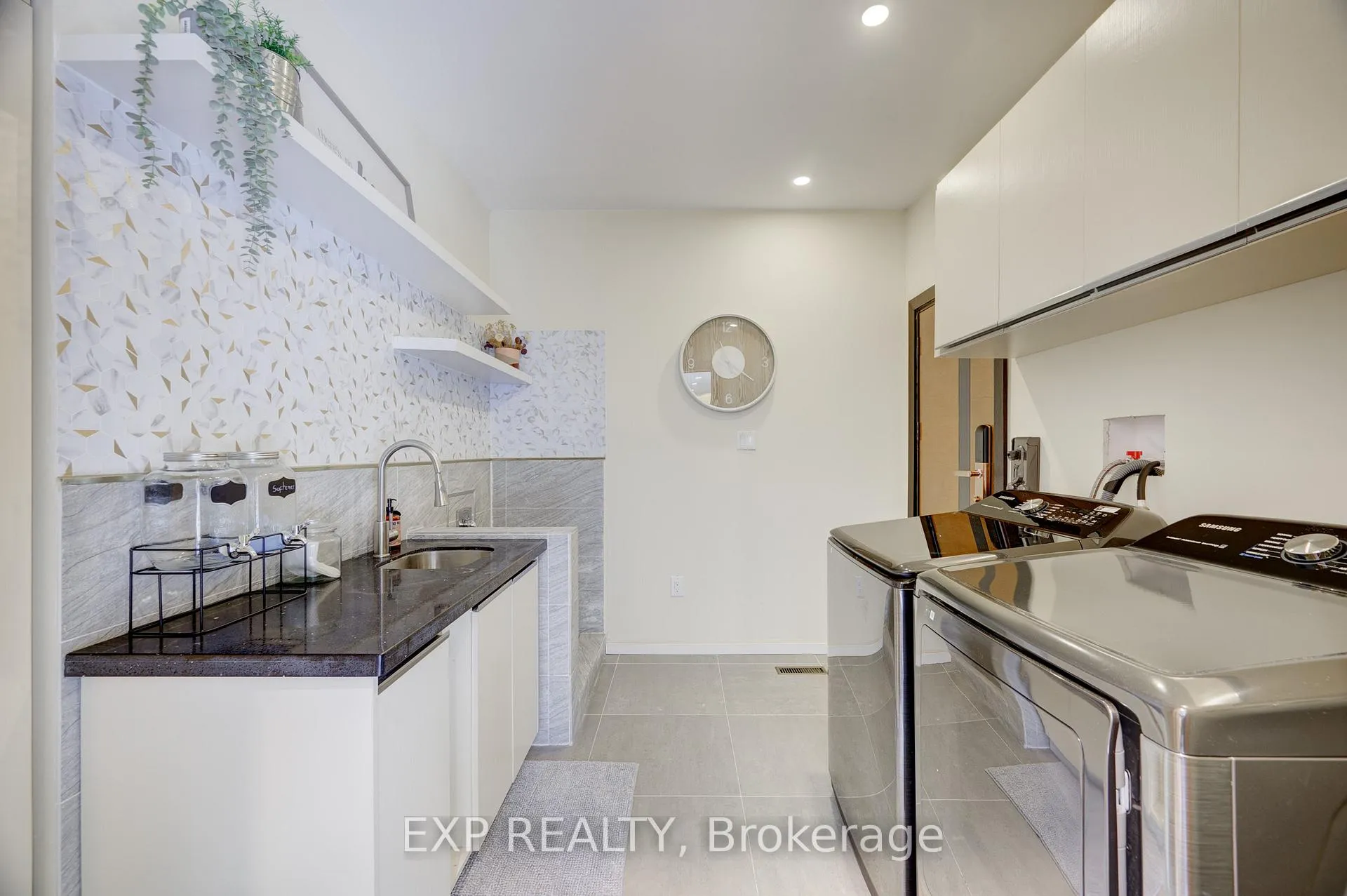 Photo 93 of Unit B, 237 Main Street, Grimsby, Grimsby West — HOMEH