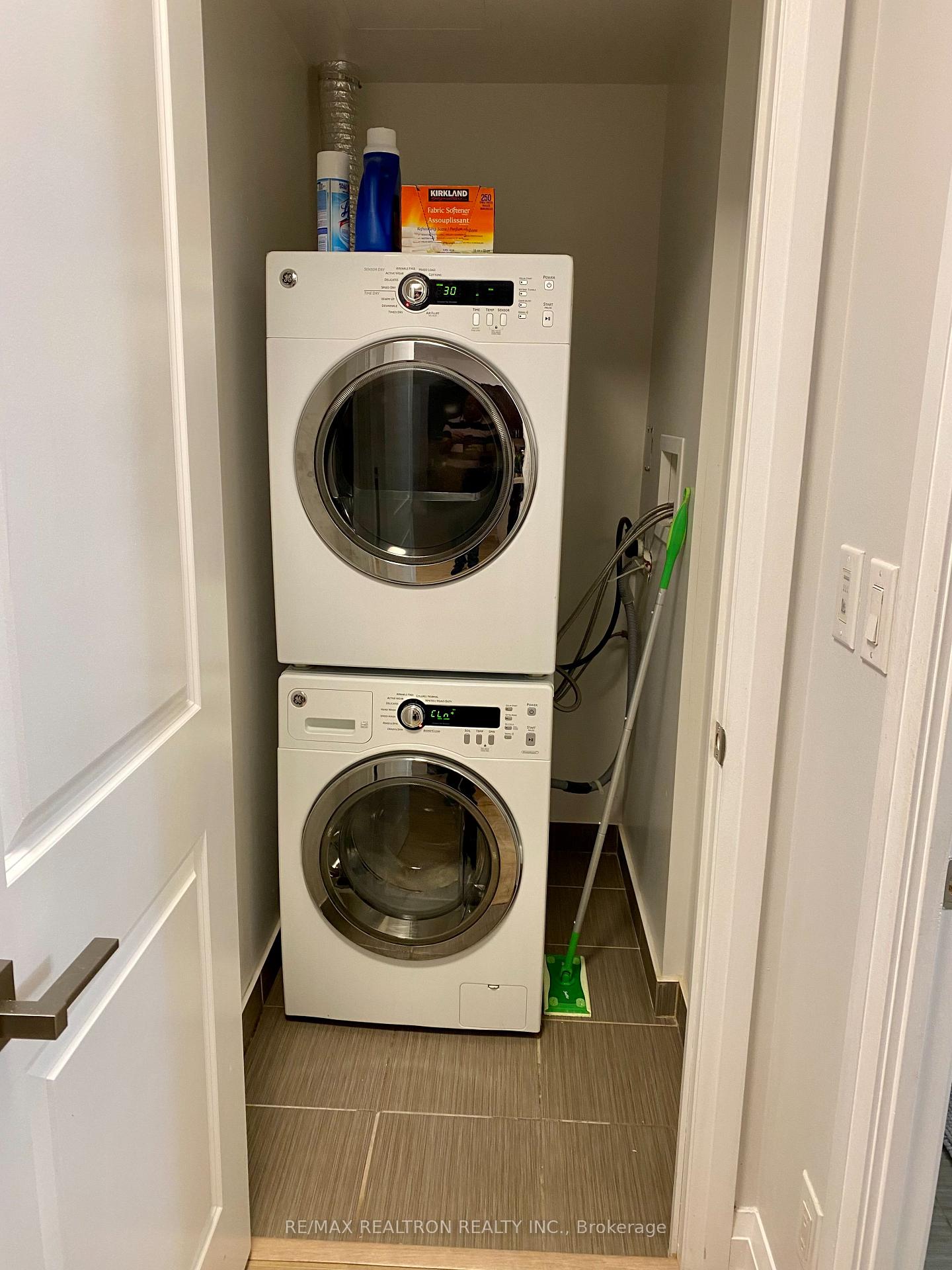 Photo 7 of Unit 1609, 7171 Yonge Street, Markham, Thornhill — HOMEH