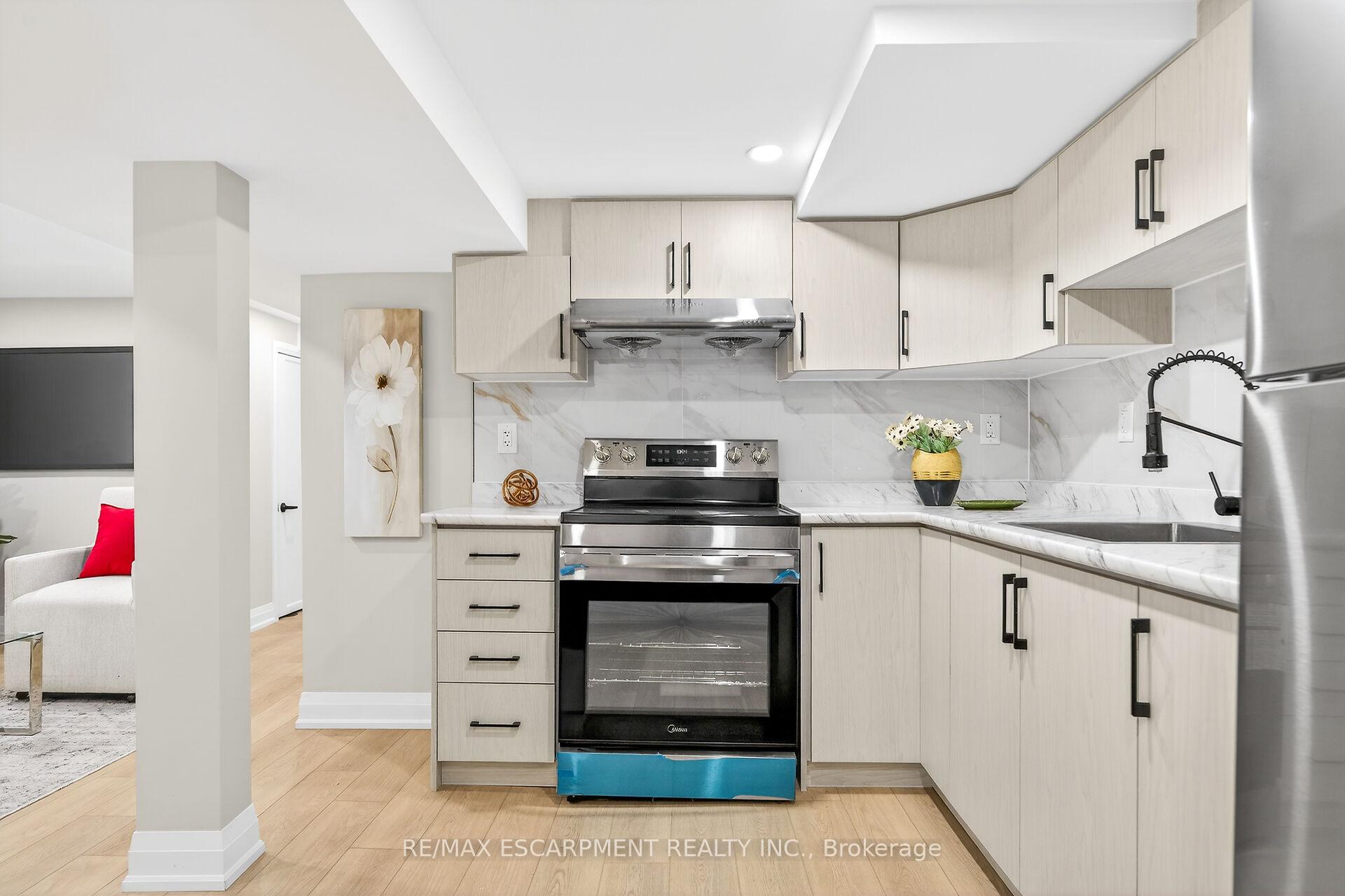Photo 22 of 257 Broadway Avenue, Hamilton, Ainslie Wood — HOMEH