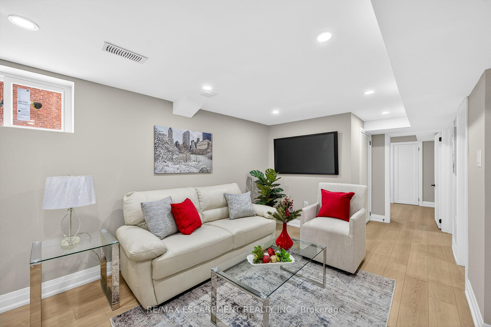 Photo 25 of 257 Broadway Avenue, Hamilton, Ainslie Wood — HOMEH
