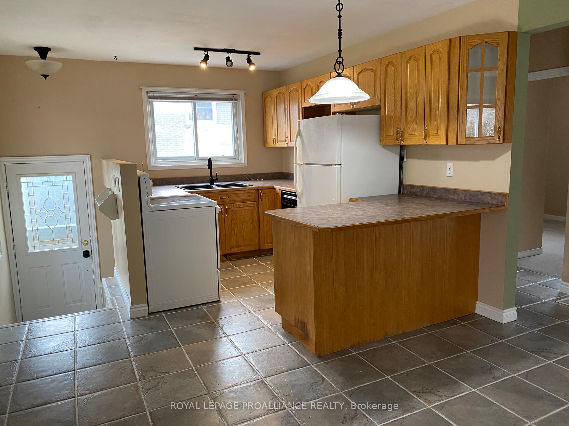 Photo 5 of 43 Bongard Crescent, Belleville, Belleville Ward — HOMEH