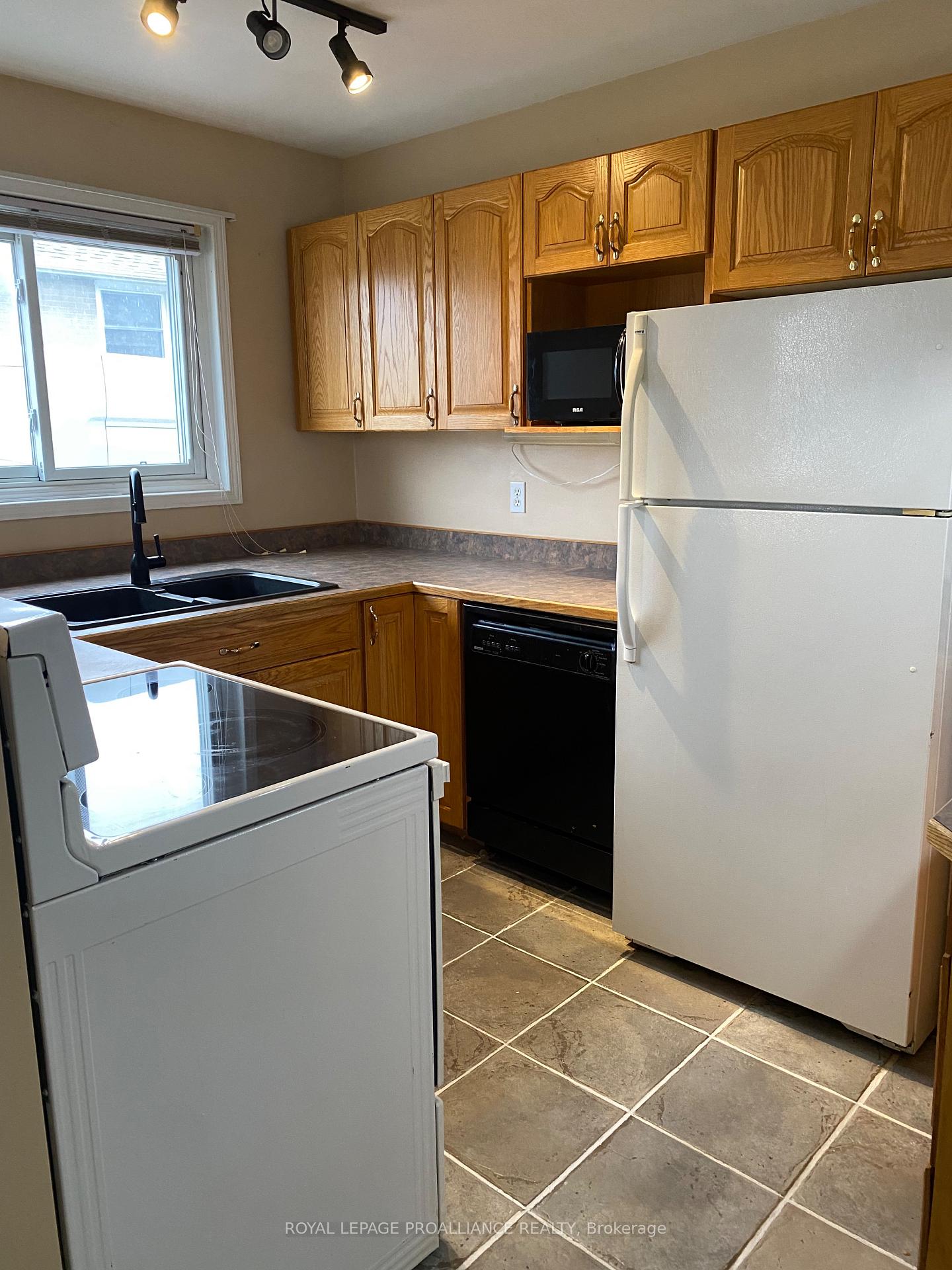 Photo 6 of 43 Bongard Crescent, Belleville, Belleville Ward — HOMEH