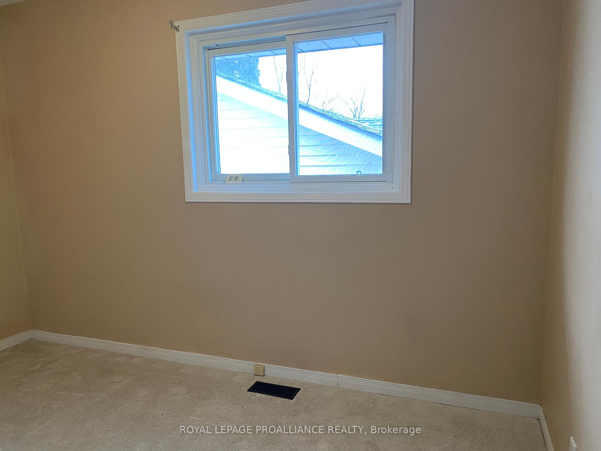 Photo 12 of 43 Bongard Crescent, Belleville, Belleville Ward — HOMEH