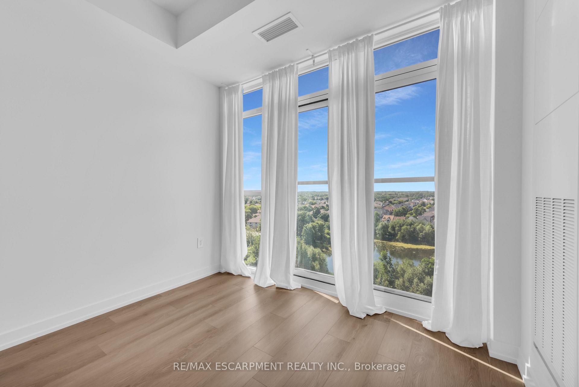 Photo 10 of Unit 904, 470 Dundas Street E, Hamilton, Waterdown — HOMEH