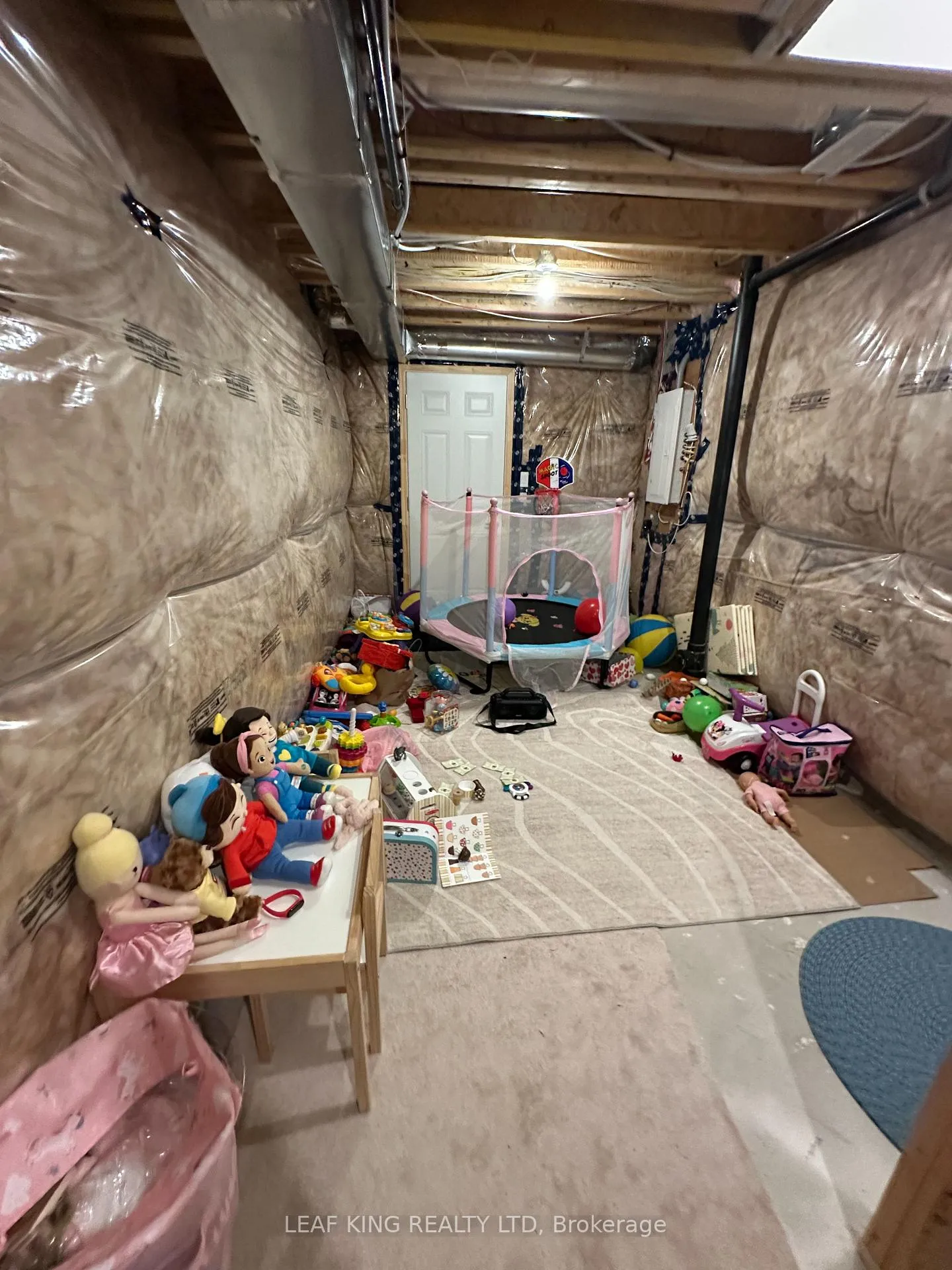 Photo 37 of 112 Skinner Road, Hamilton, Waterdown — HOMEH