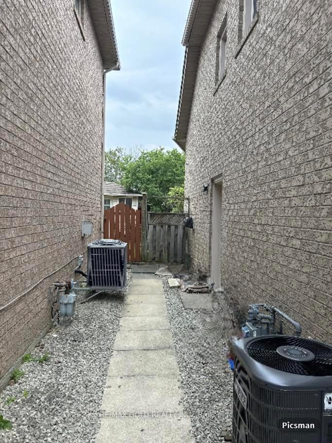 Photo 3 of 74 Brinkley Drive, Brampton, Snelgrove — HOMEH