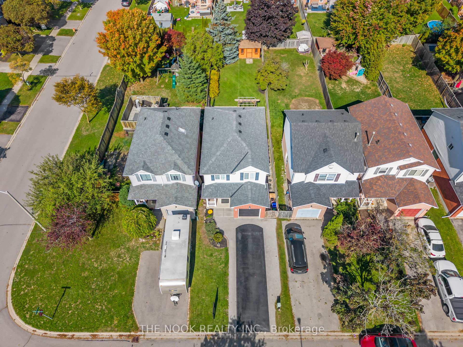 Photo 3 of 4 Hearthstone Crescent, Clarington, Courtice — HOMEH