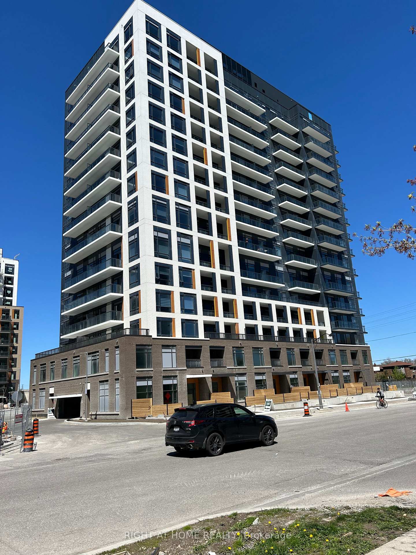 Front of Unit 1023, 7950 Bathurst Street