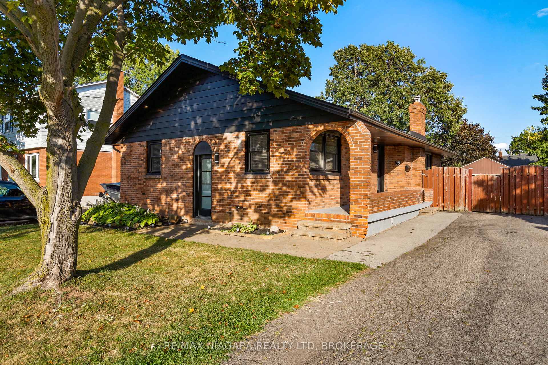 Photo 2 of 38 Stewart Street, Grimsby, Grimsby Beach — HOMEH