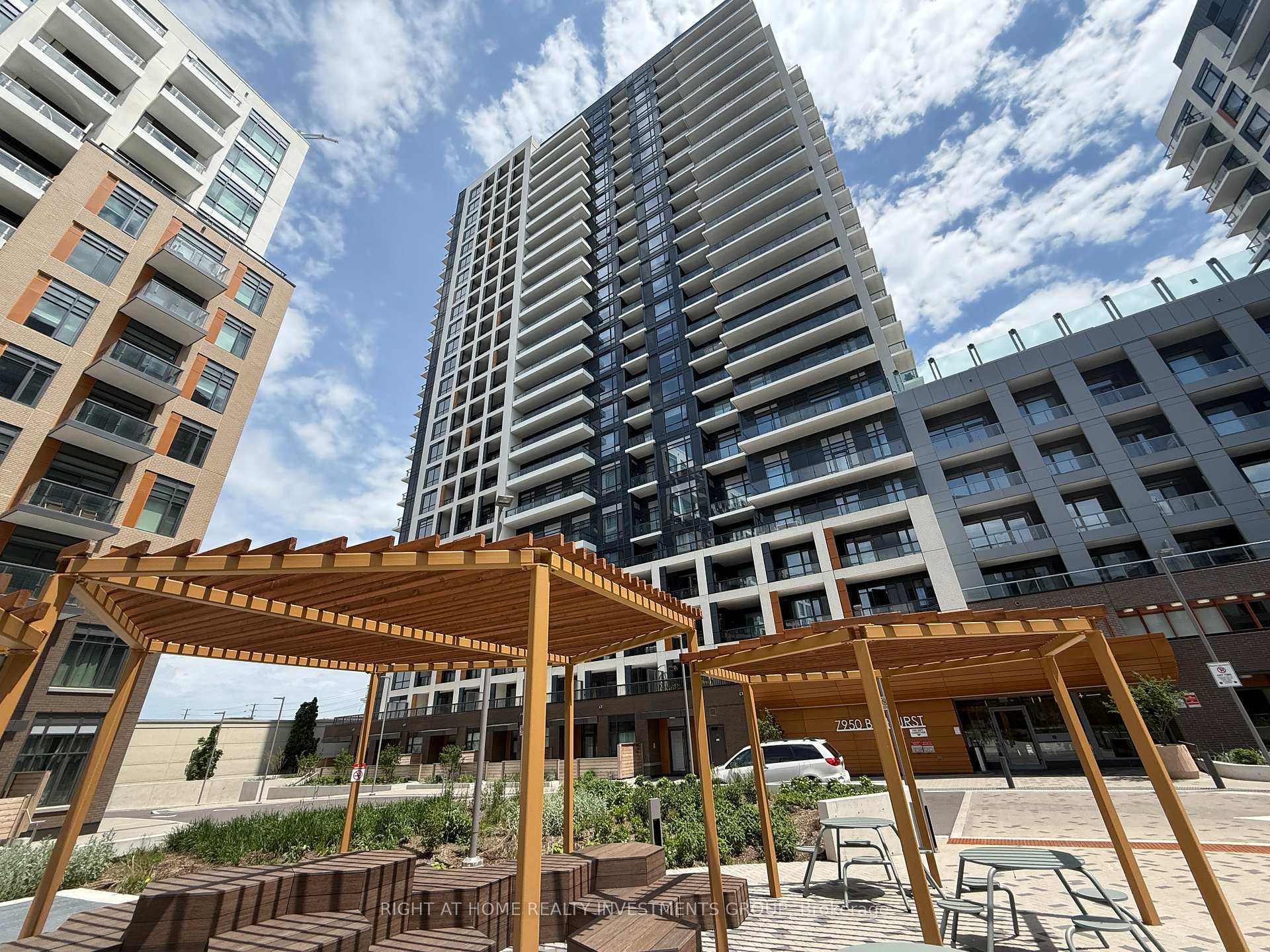 Front of Unit 427, 7950 Bathurst Street