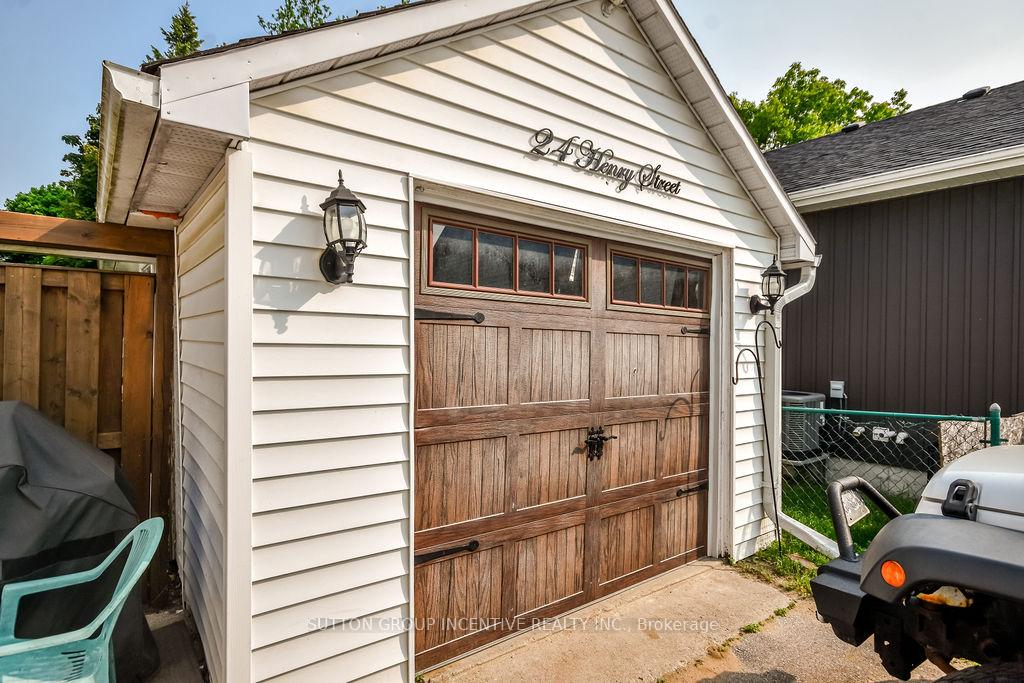 Photo 8 of 24 Henry Street, Barrie, Queen's Park — HOMEH