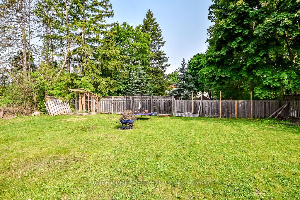 Photo 9 of 24 Henry Street, Barrie, Queen's Park — HOMEH