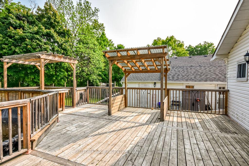 Photo 13 of 24 Henry Street, Barrie, Queen's Park — HOMEH