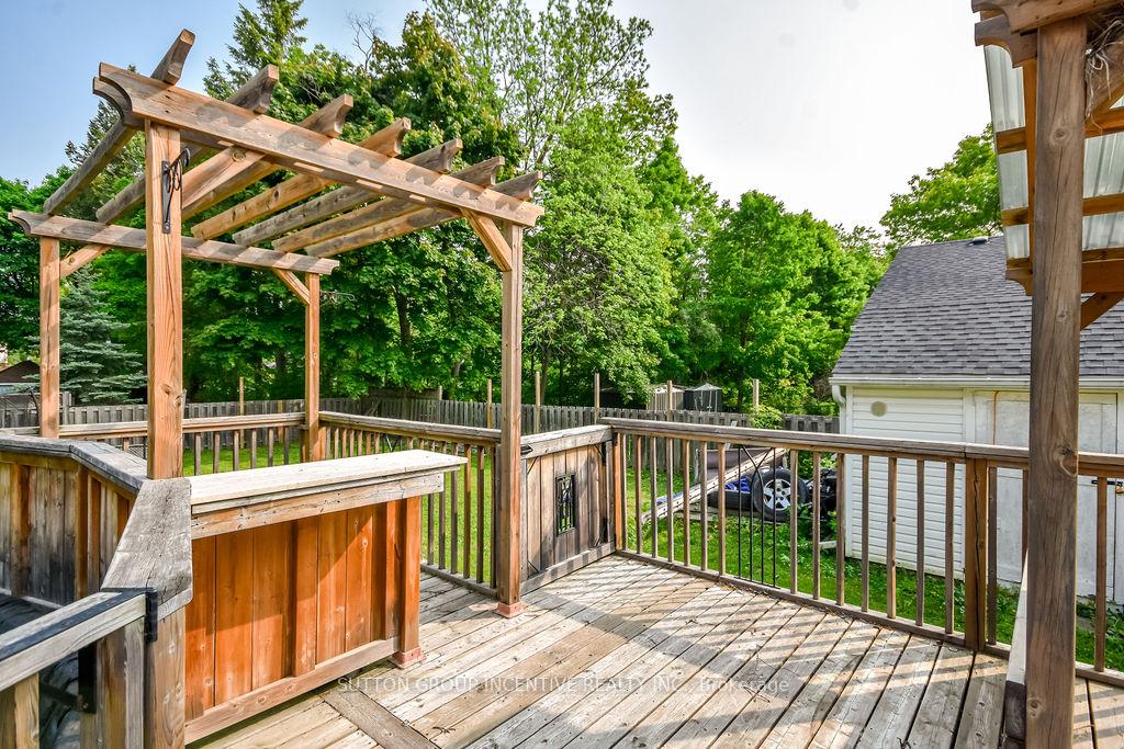 Photo 16 of 24 Henry Street, Barrie, Queen's Park — HOMEH