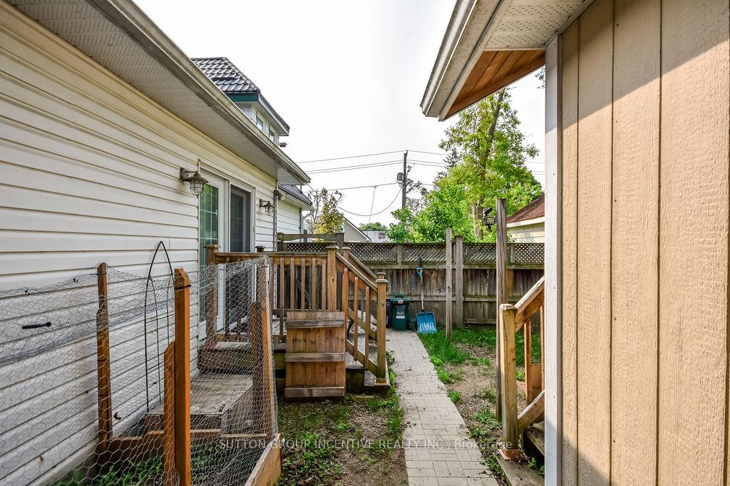 Photo 17 of 24 Henry Street, Barrie, Queen's Park — HOMEH