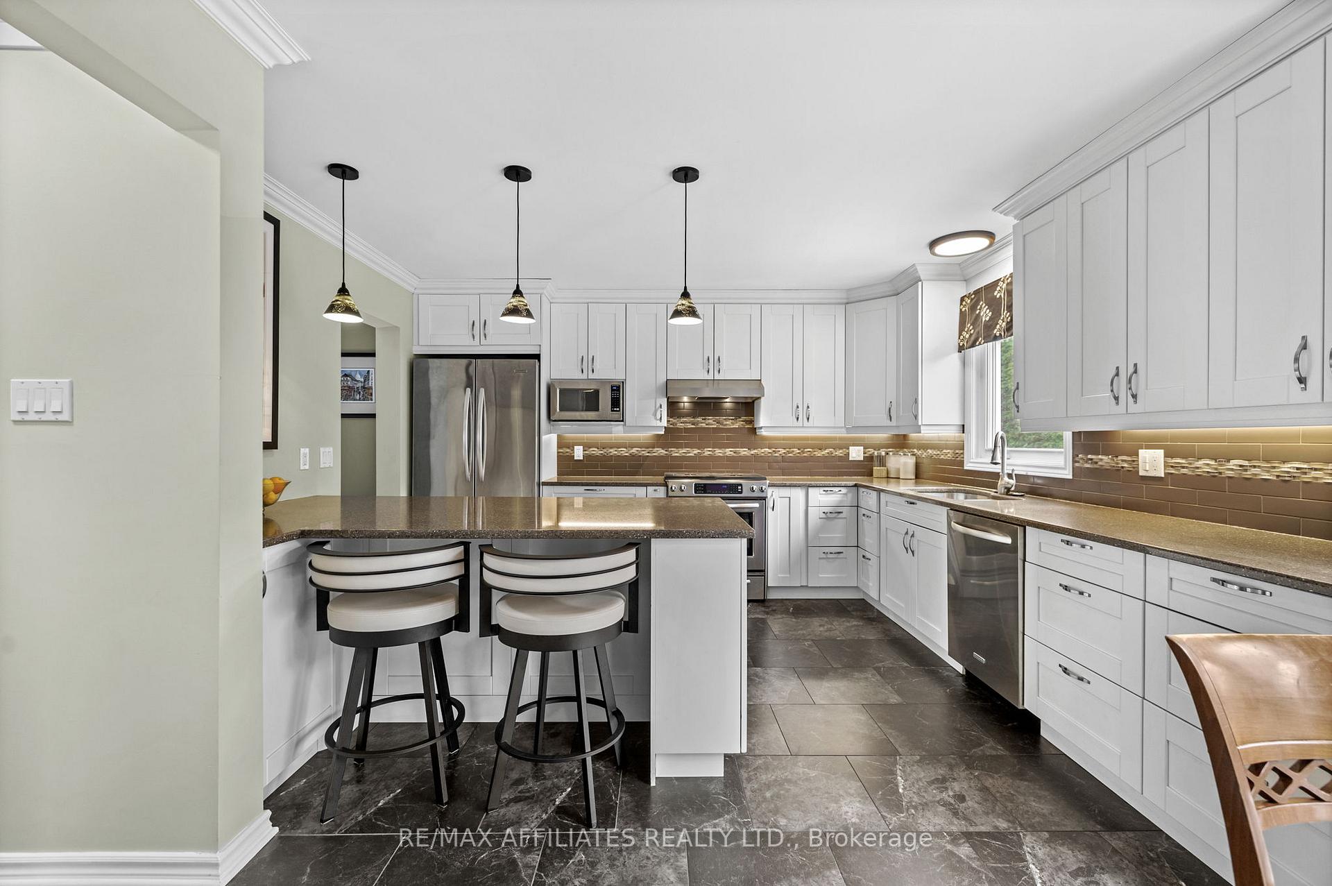 Photo 9 of 28 Sarrazin Way, Ottawa, Barrhaven - Cedargrove/Fraserdale — HOMEH