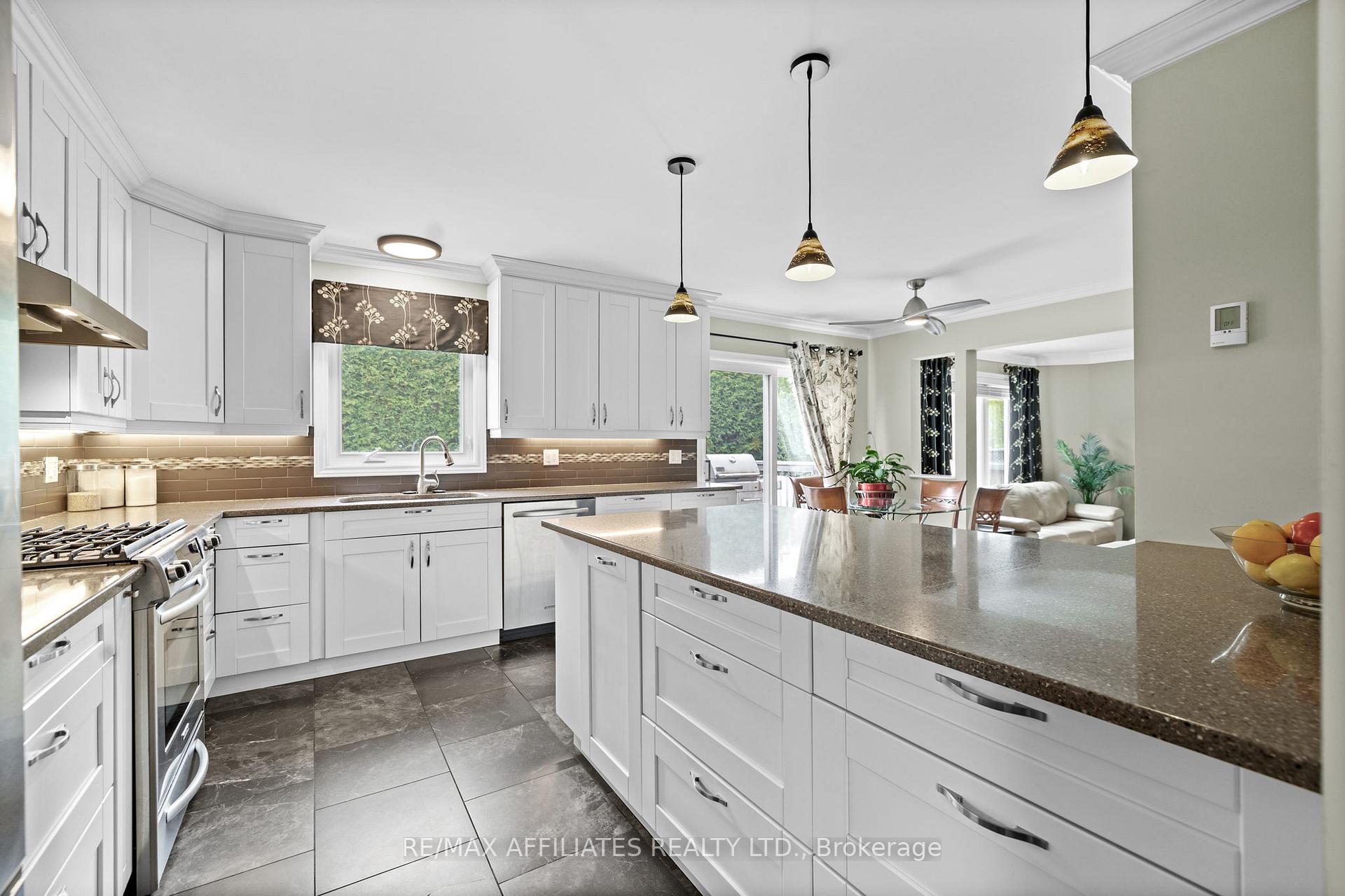 Photo 12 of 28 Sarrazin Way, Ottawa, Barrhaven - Cedargrove/Fraserdale — HOMEH