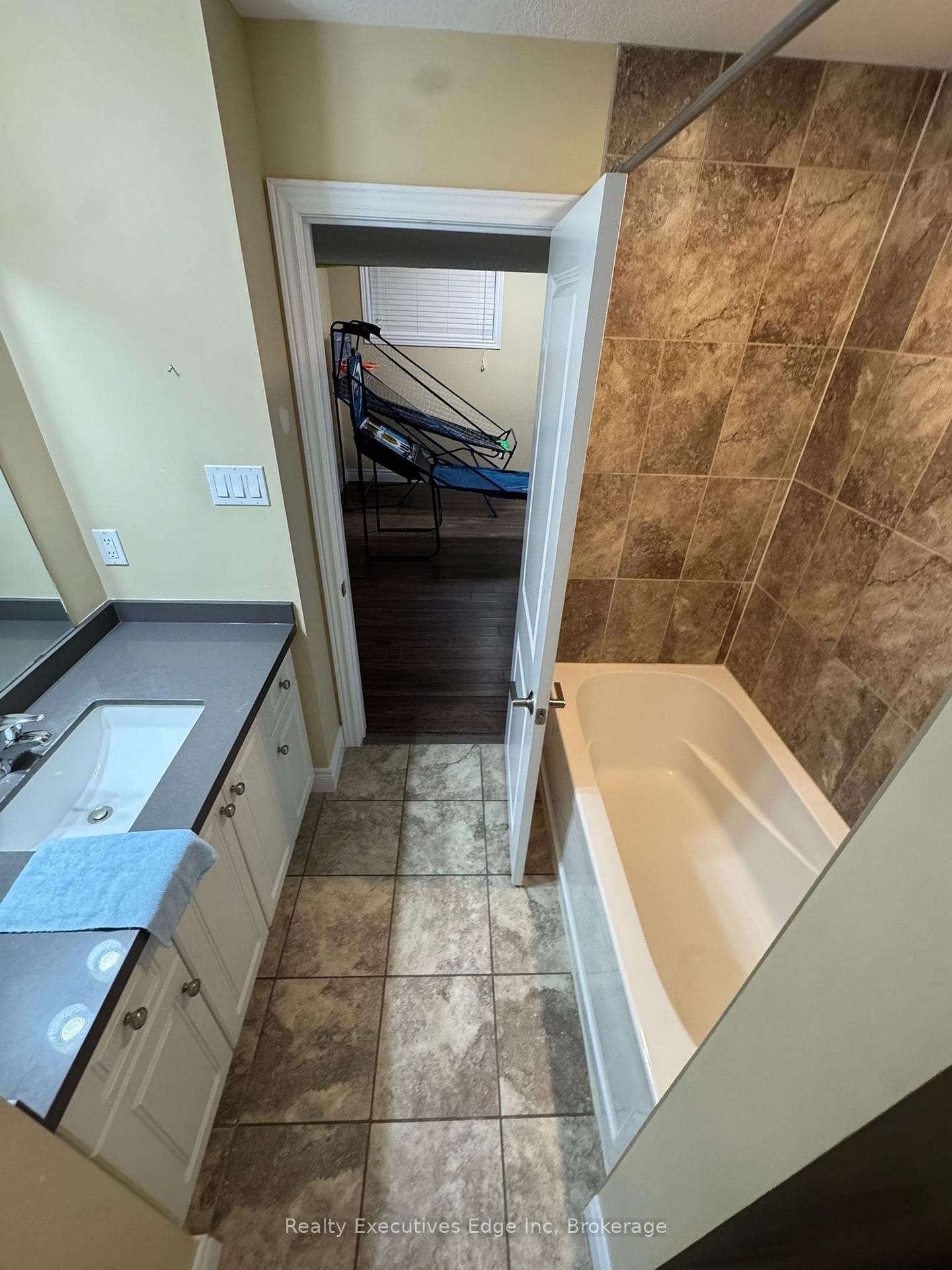 Photo 4 of Unit LOWER UNIT, 111 Dallan Drive, Guelph, Pineridge/Westminster Woods — HOMEH