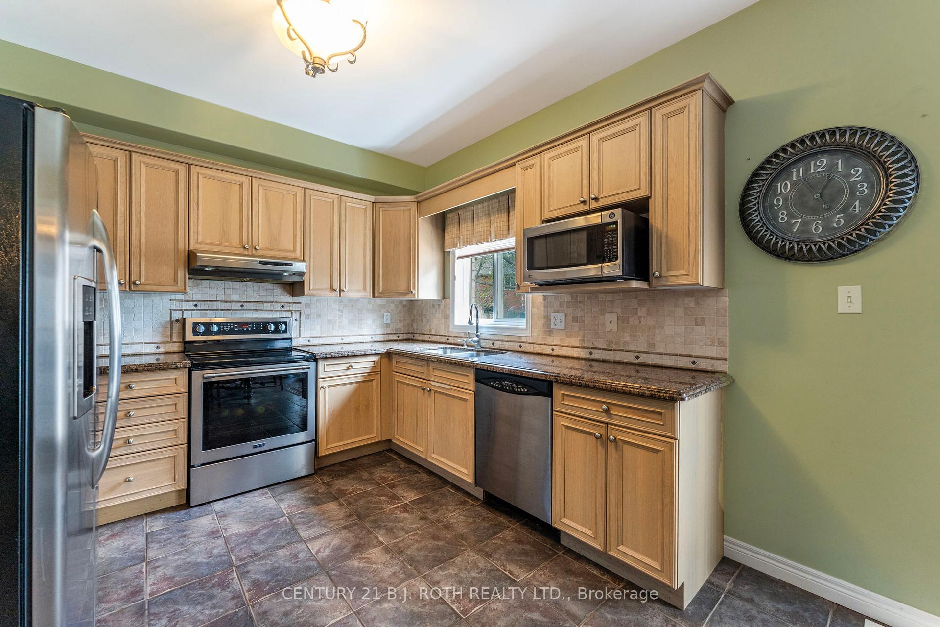 Photo 10 of 333 Cox Mill Road, Barrie, South Shore — HOMEH