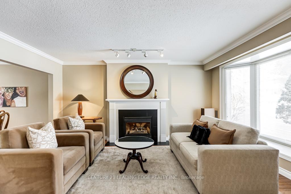 Photo 3 of 36 Walkerton Drive, Markham, Bullock — HOMEH