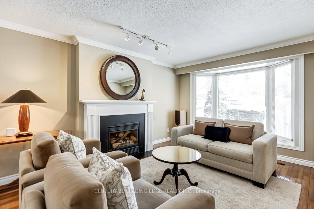 Photo 5 of 36 Walkerton Drive, Markham, Bullock — HOMEH