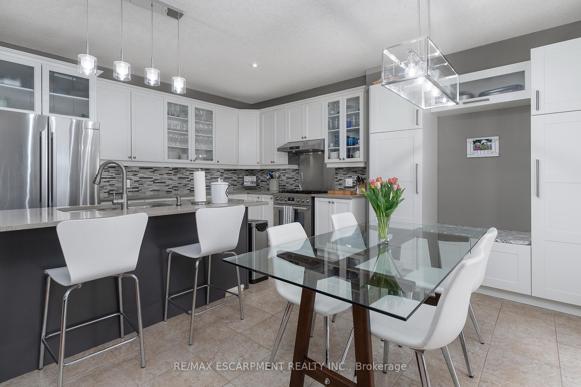Photo 3 of 537 Valridge Drive, Hamilton, Parkview — HOMEH