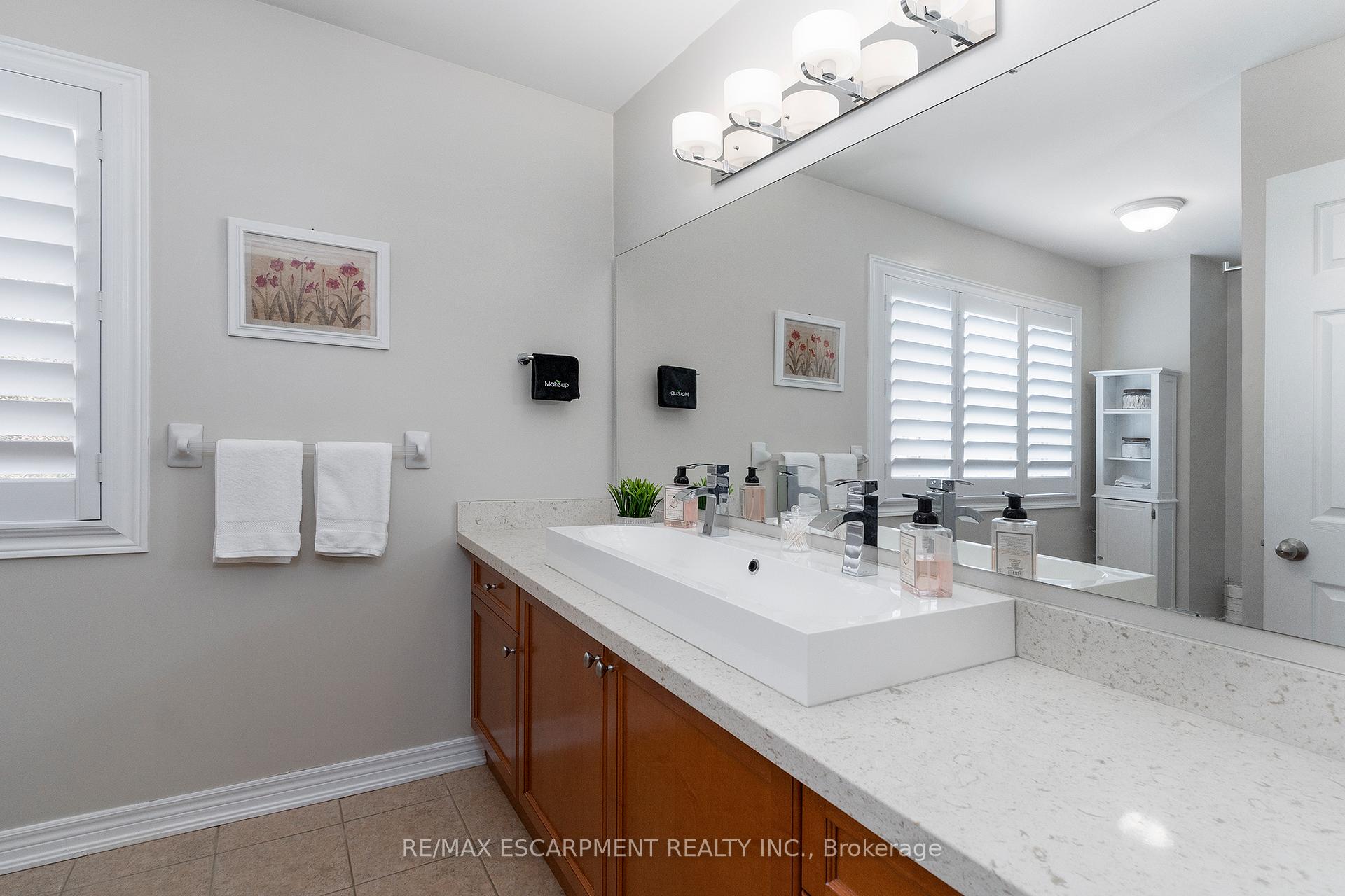 Photo 13 of 537 Valridge Drive, Hamilton, Parkview — HOMEH