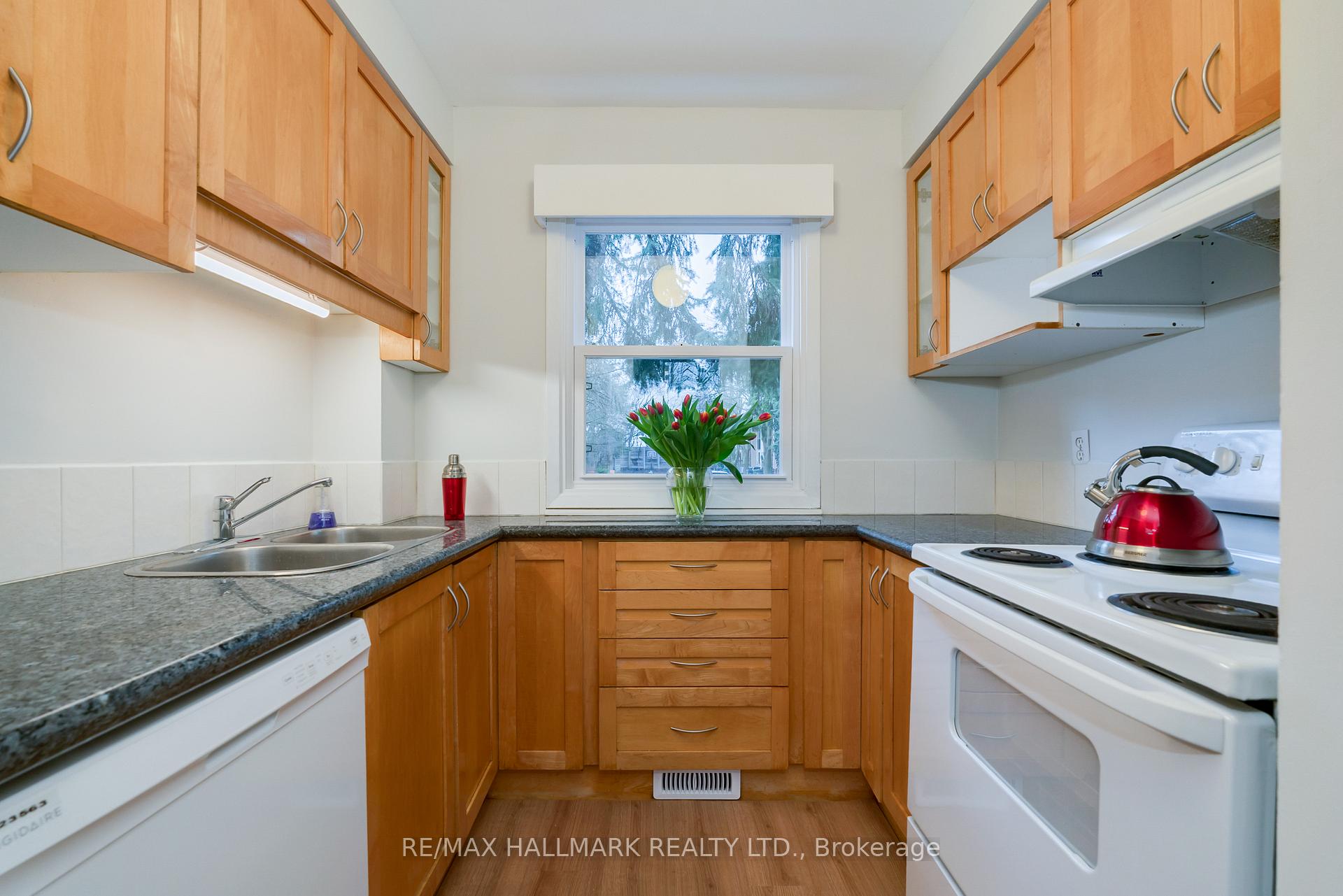 Photo 5 of 108 Torbrick Road, Toronto, Greenwood-Coxwell — HOMEH