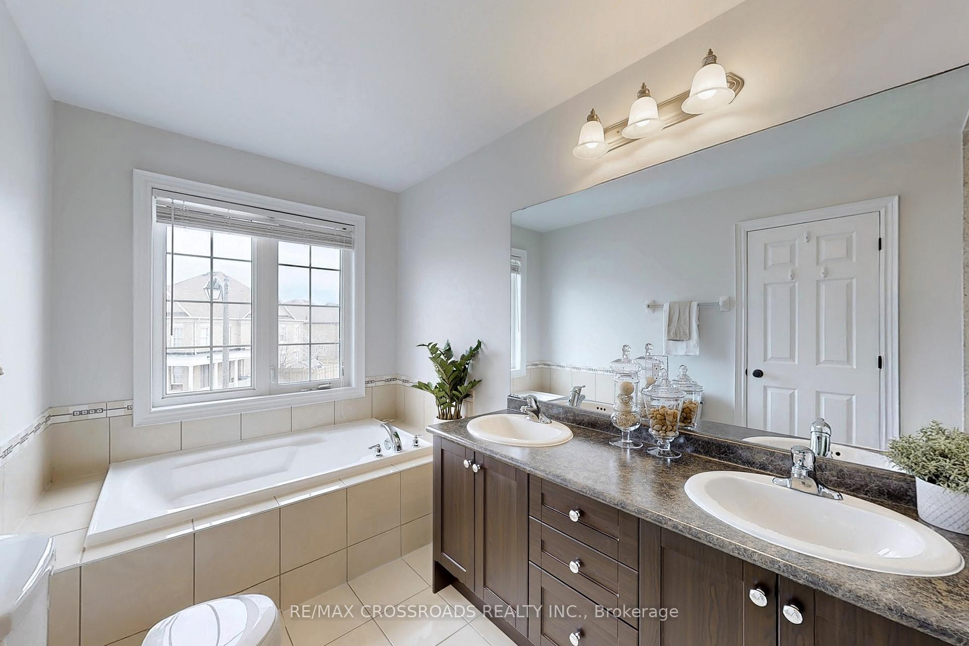Photo 9 of 131 Staglin Court, Markham, Cathedraltown — HOMEH