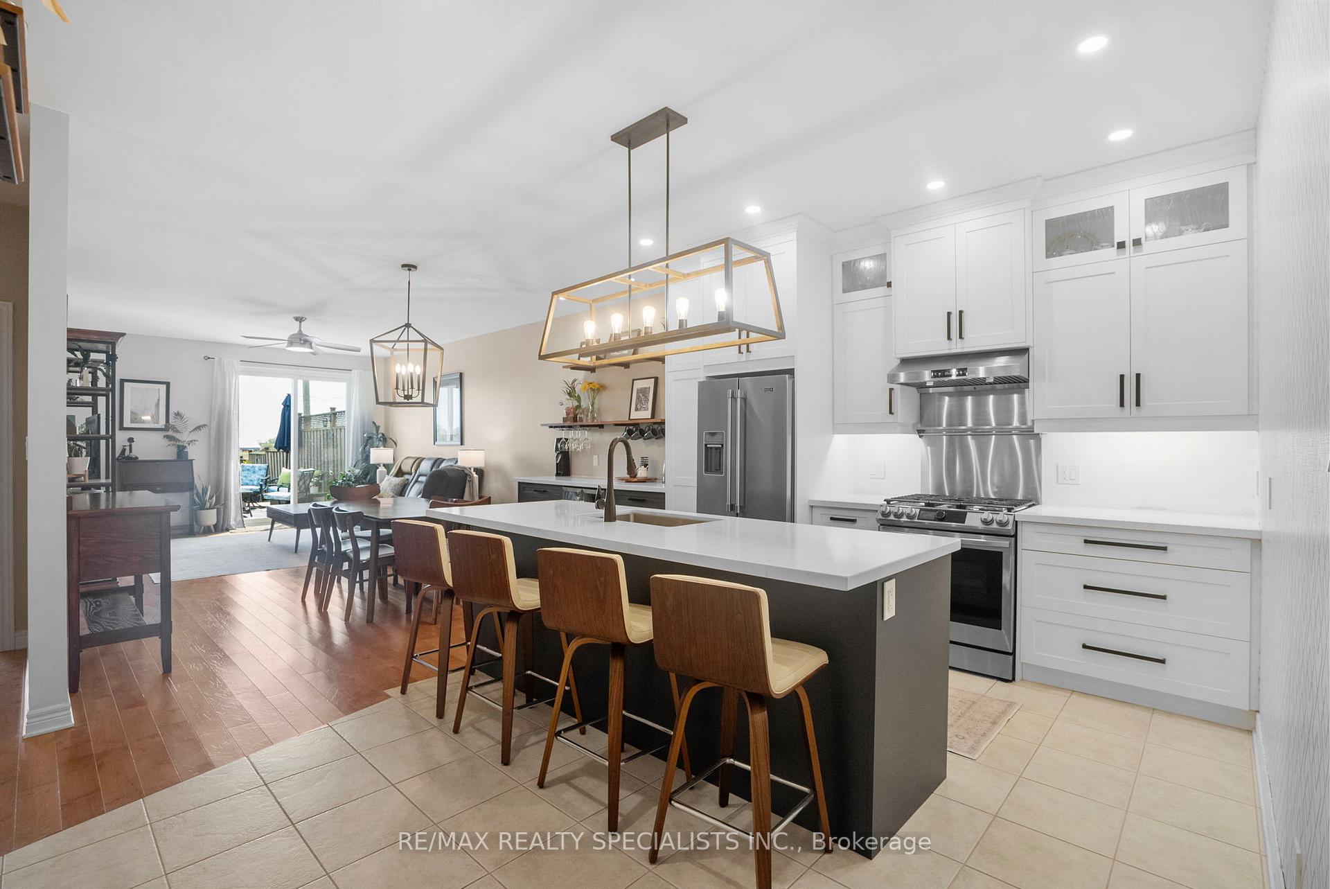 Photo 4 of 4324 Lindsey Crescent, Lincoln, Beamsville — HOMEH