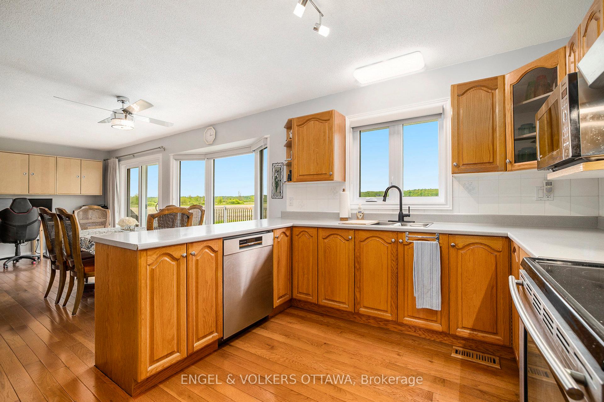 Photo 9 of 3093 Woodkilton Drive, Ottawa, Dunrobin — HOMEH