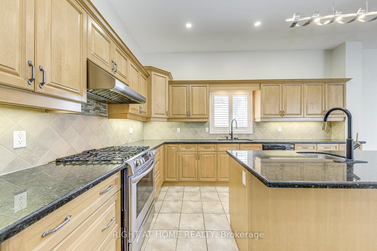 Photo 9 of 8 Hackamore Court, Hamilton, Meadowlands — HOMEH