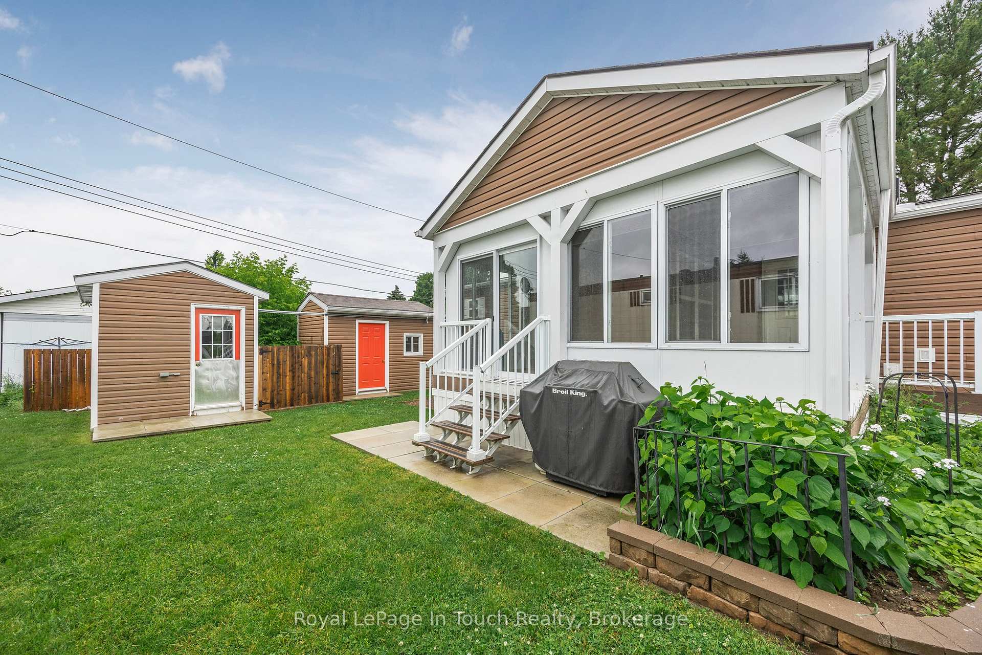 Photo 11 of 6 Maple Lane, Midland — HOMEH