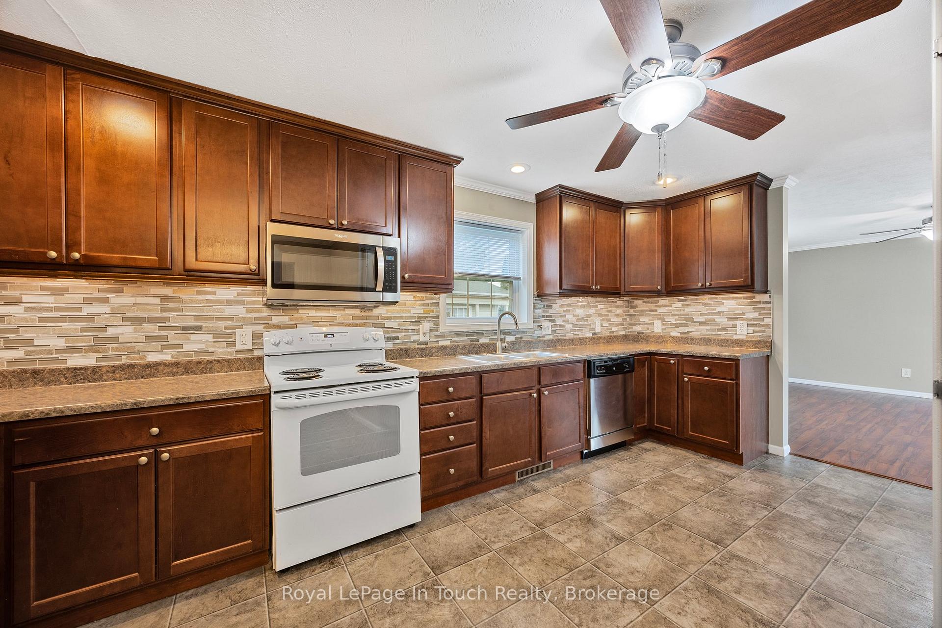 Photo 27 of 6 Maple Lane, Midland — HOMEH
