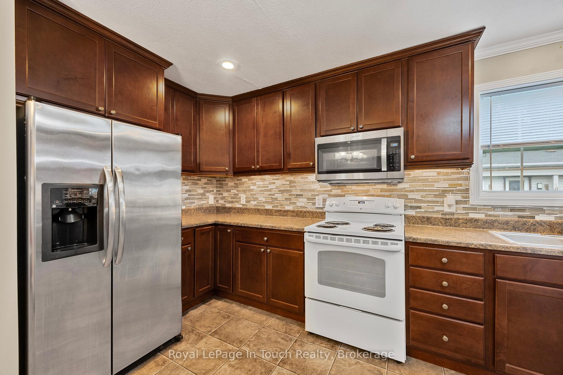 Photo 13 of 6 Maple Lane, Midland — HOMEH