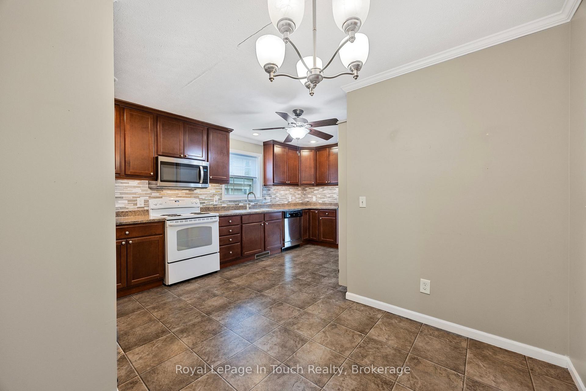 Photo 9 of 6 Maple Lane, Midland — HOMEH