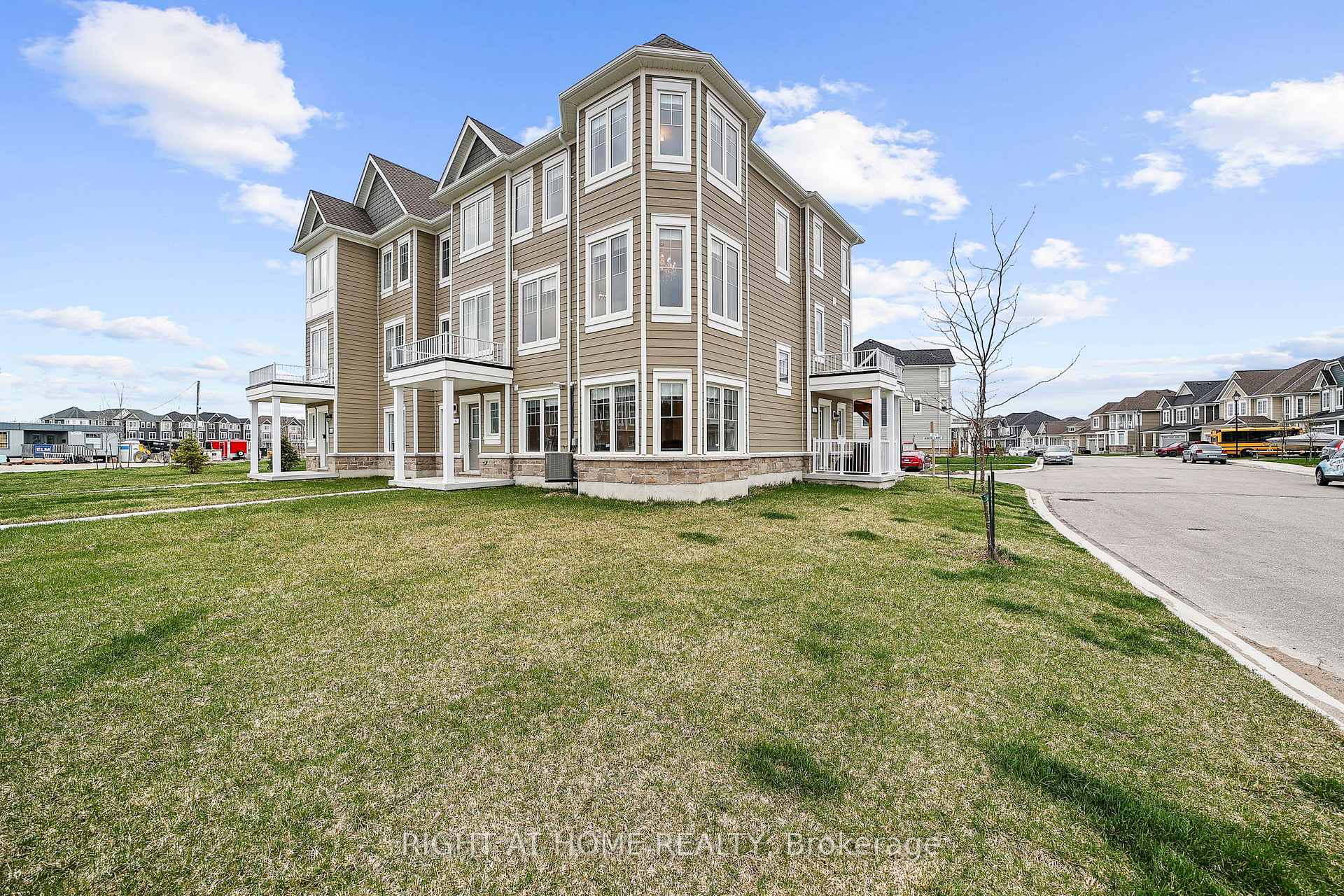 Photo 4 of 8 Spencer Boulevard, Wasaga Beach — HOMEH