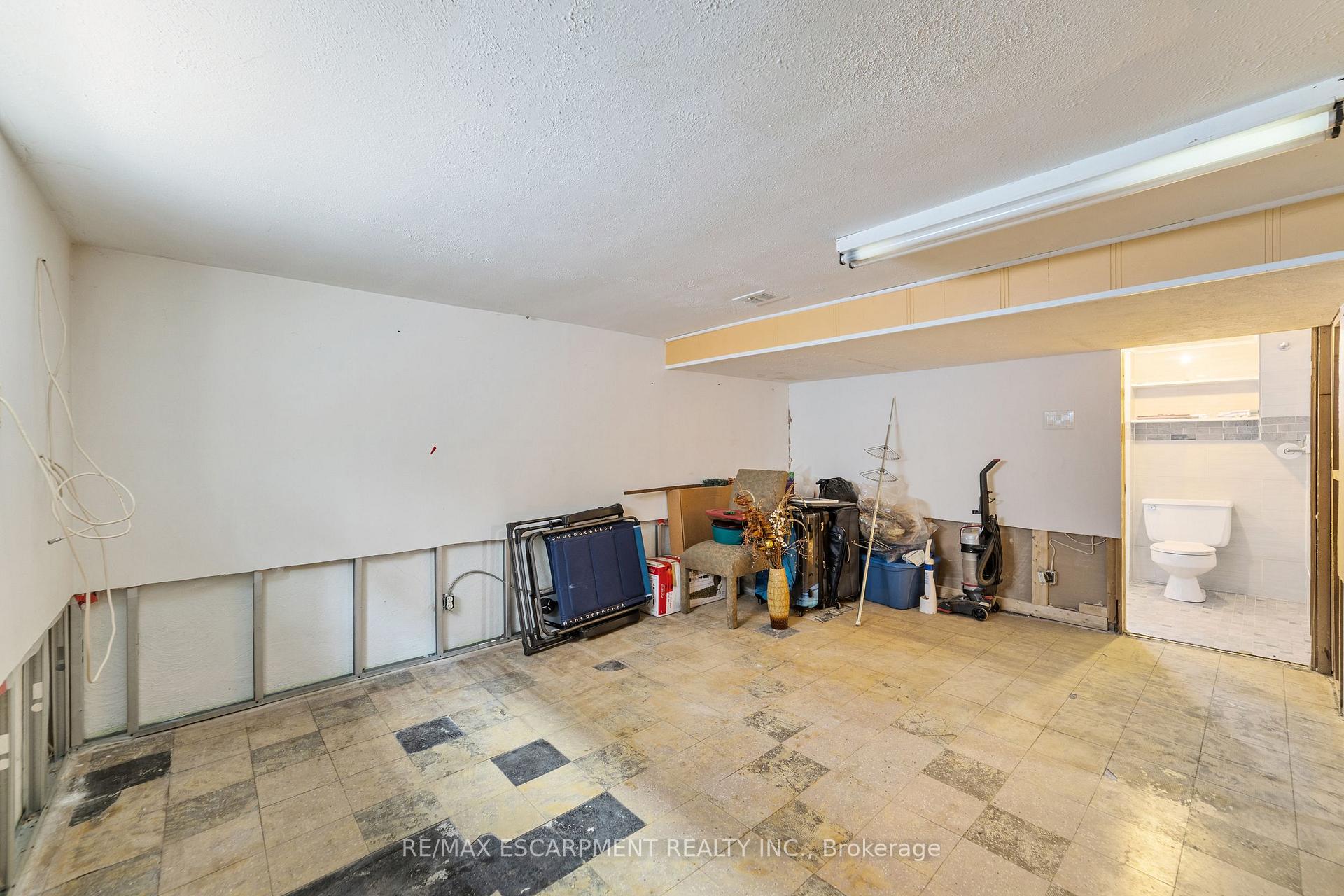 Photo 5 of 234 Auburn Avenue, Hamilton, Bartonville — HOMEH