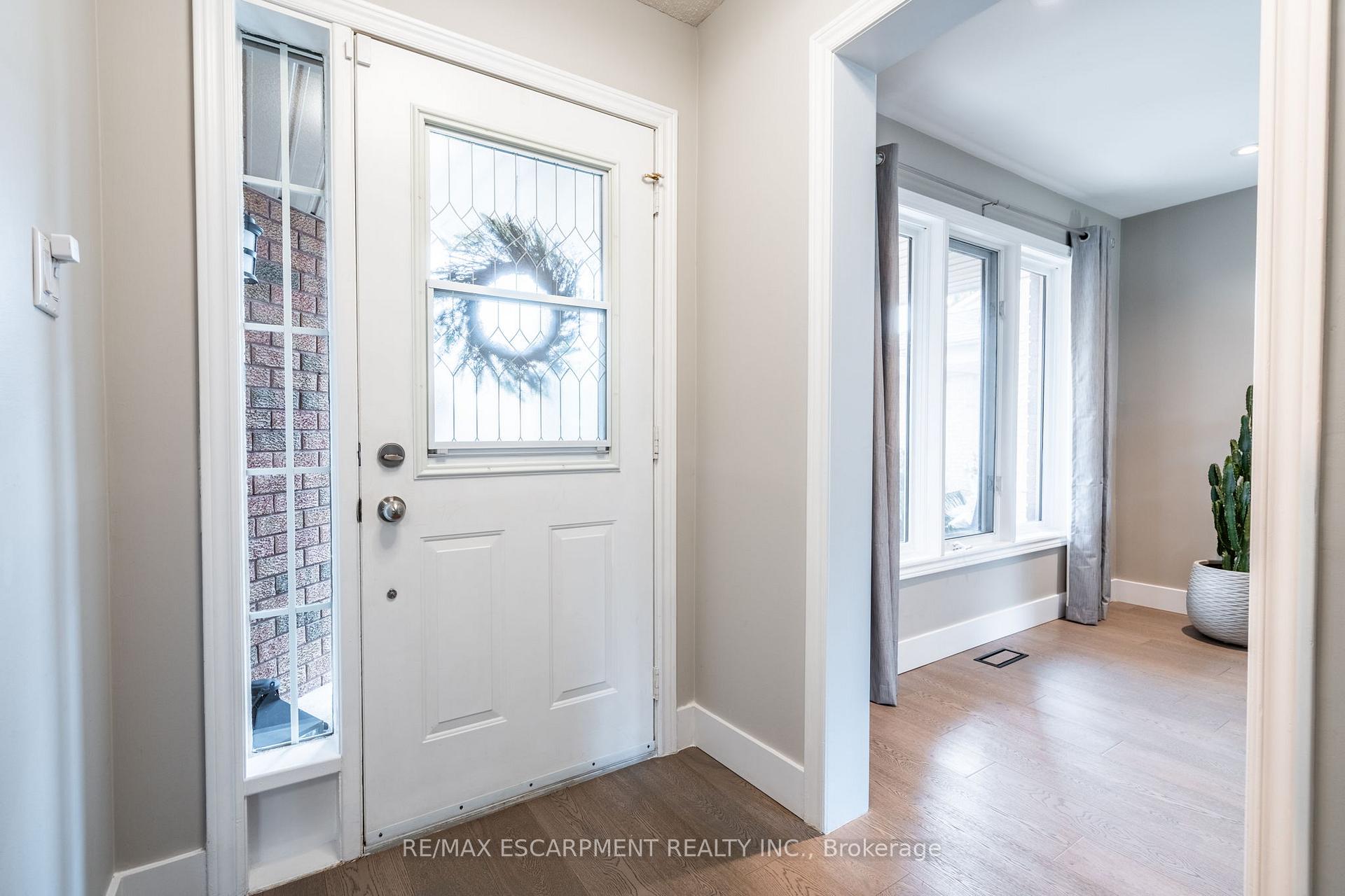 Photo 3 of 84 Ryans Way, Hamilton, Waterdown — HOMEH
