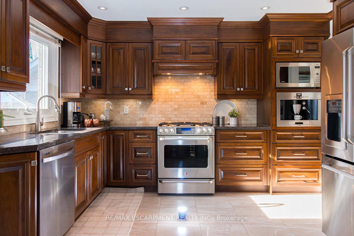 Photo 15 of 12 Larkspur Crescent, Hamilton, Meadowlands — HOMEH