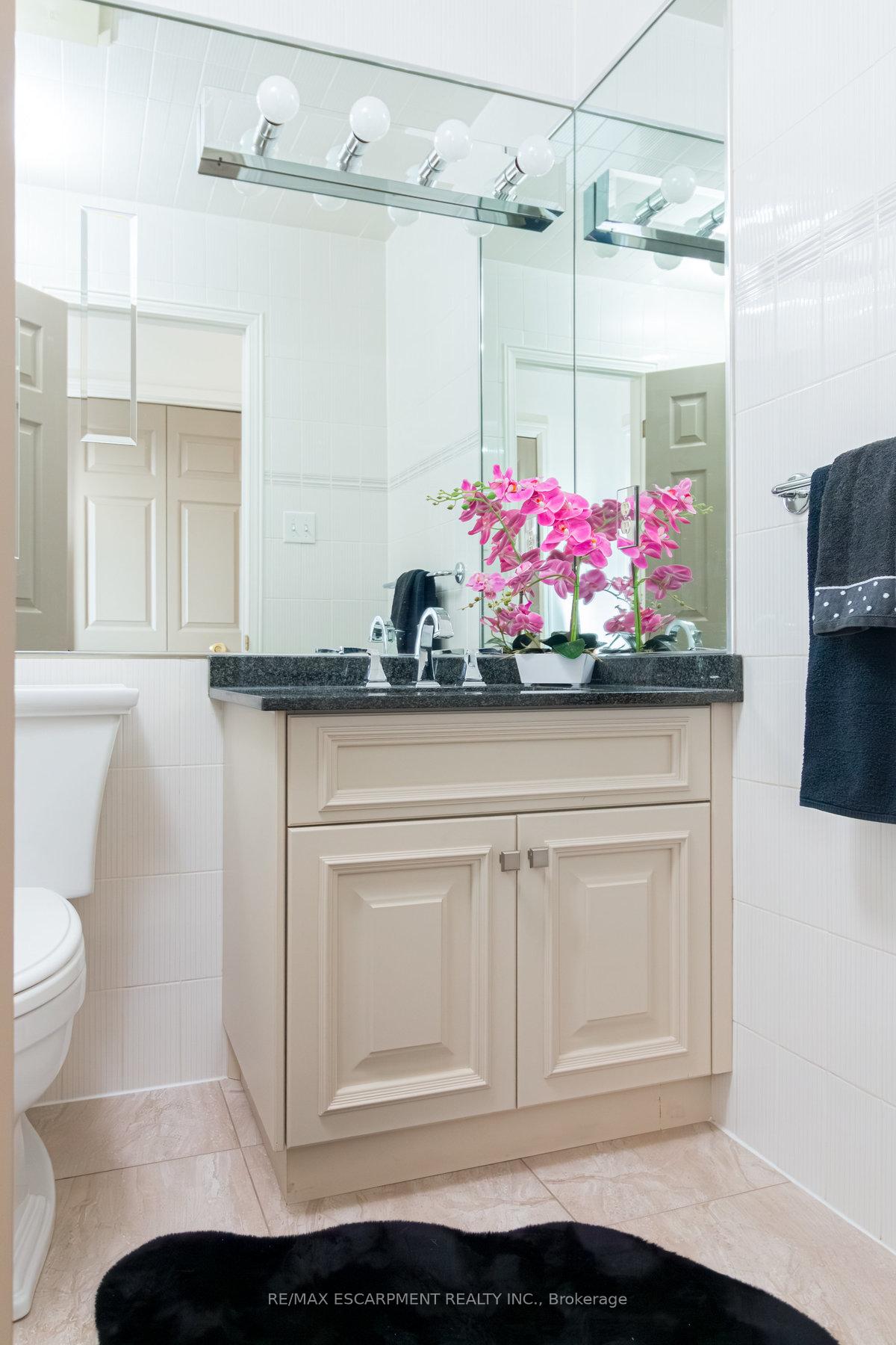 Photo 13 of 12 Larkspur Crescent, Hamilton, Meadowlands — HOMEH