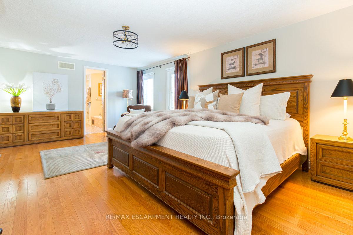 Photo 6 of 12 Larkspur Crescent, Hamilton, Meadowlands — HOMEH