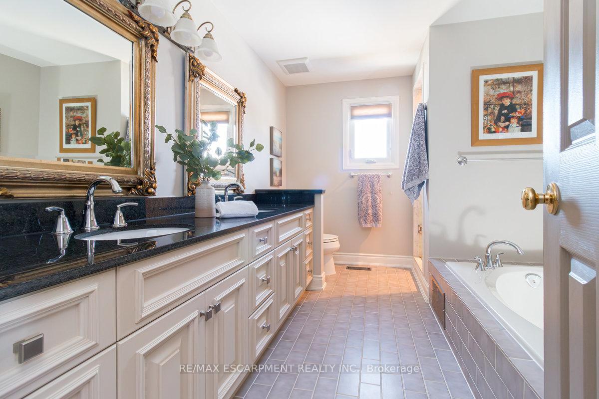 Photo 7 of 12 Larkspur Crescent, Hamilton, Meadowlands — HOMEH