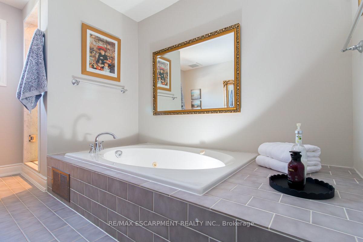 Photo 8 of 12 Larkspur Crescent, Hamilton, Meadowlands — HOMEH