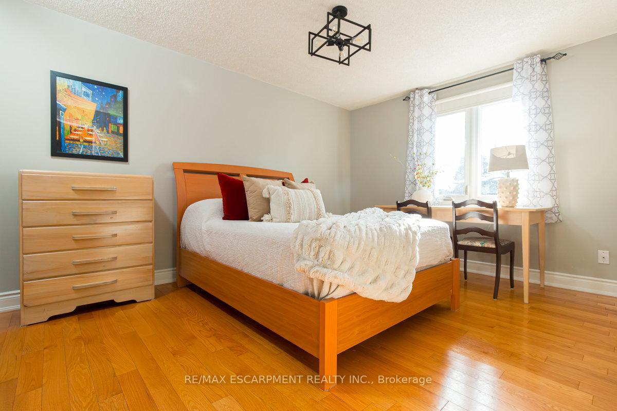 Photo 35 of 12 Larkspur Crescent, Hamilton, Meadowlands — HOMEH